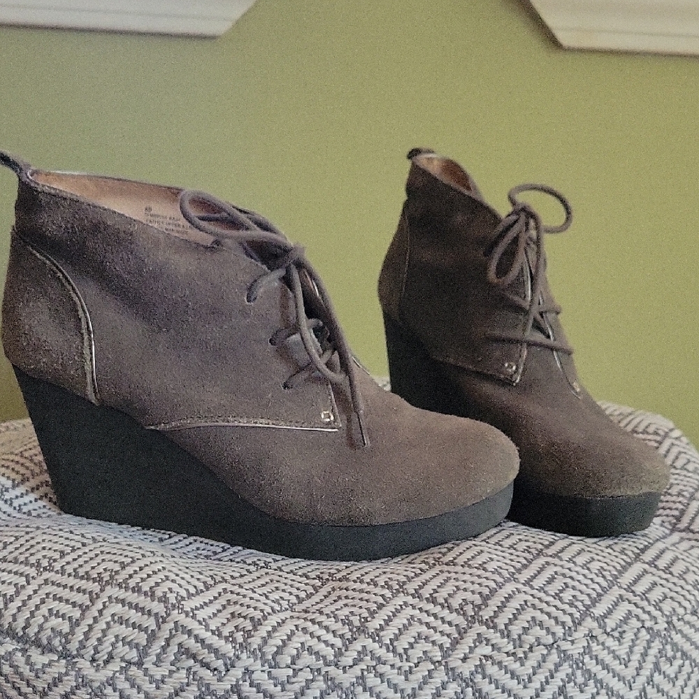 Tommy Bahama Charcoal Suede Wedge Boots